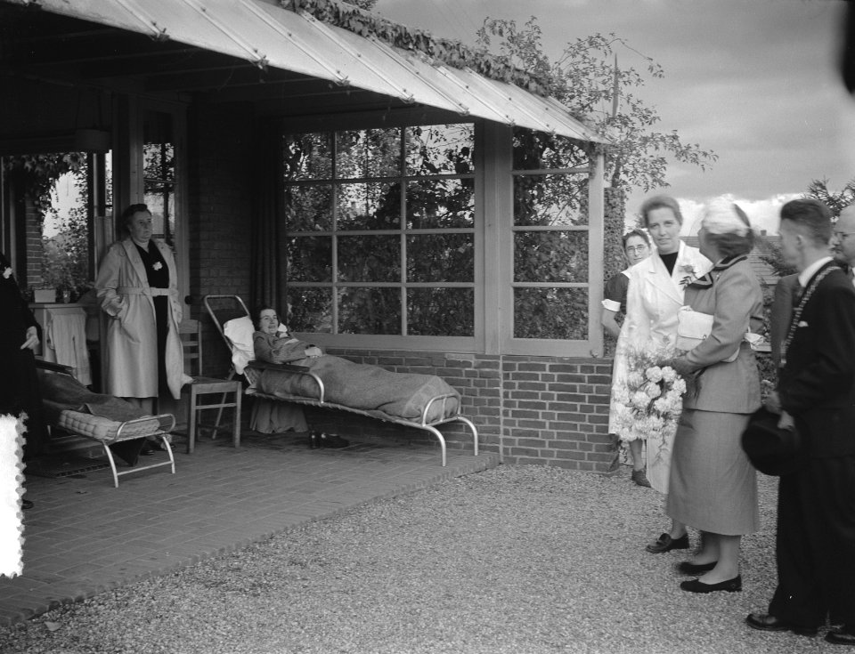 Koningin Juliana bezoekt Limburg. Sanatorium Zonlichtheide te Gennep, Bestanddeelnr 905-3173