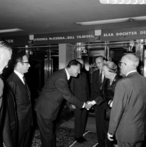 Koningin Juliana en prins Bernhard aanwezig bij premiere van film Elsa de Leeuw, Bestanddeelnr 919-3535