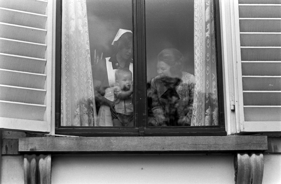 Koninginnedag. Prinses Beatrix met zoon en de zuster, Bestanddeelnr 921-3055