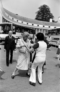 Koningin Juliana danst mee met een Volksdansgroep voor Bejaarden uit Heerlen, Bestanddeelnr 930-3214