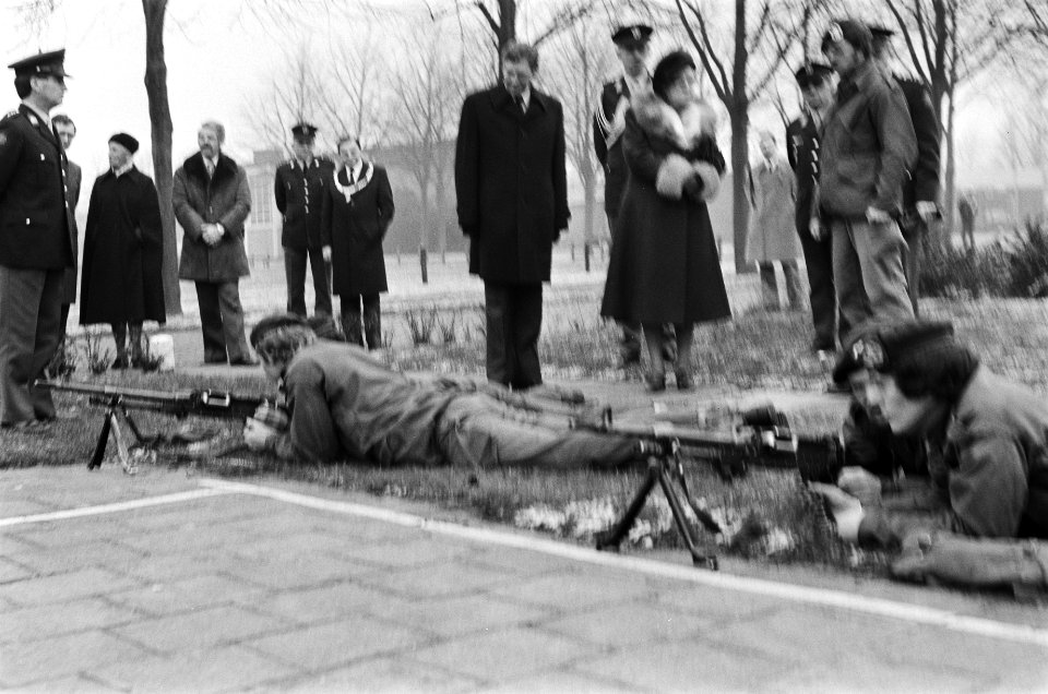 Koningin Juliana bezoekt Koninklijke Militaire School in Weert, Bestanddeelnr 930-0254