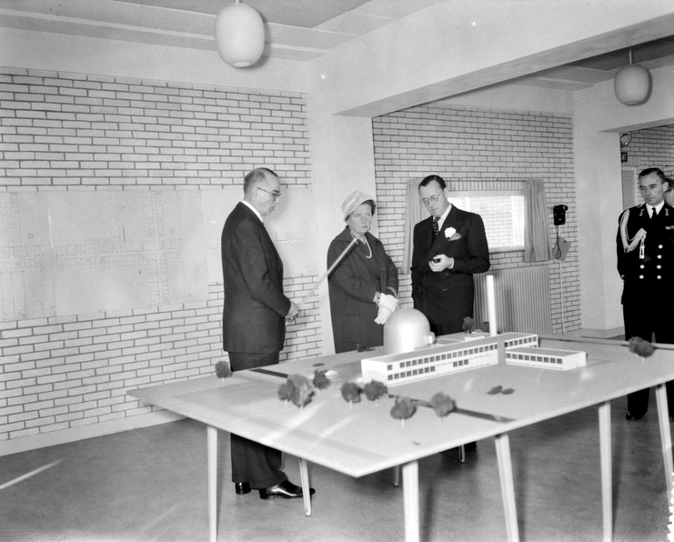 Koningin Juliana en prins Bernhard bezoeken de Technische Hogeschool te Delft, Bestanddeelnr 909-9887