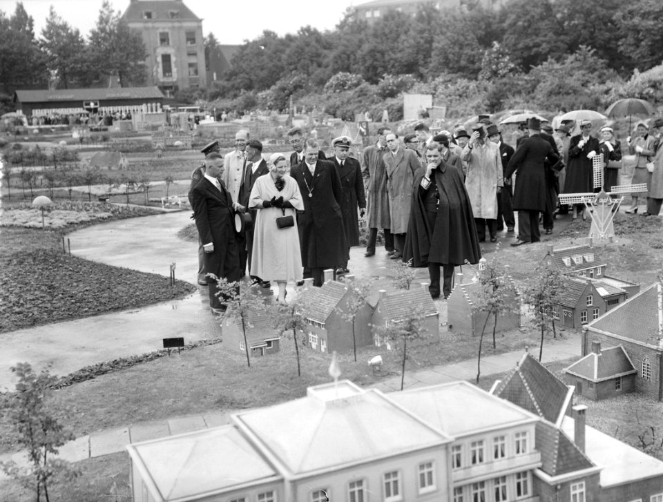 Koningin Juliana bezoekt Miniatuur Walcheren in Middelburg, Bestanddeelnr 906-5467