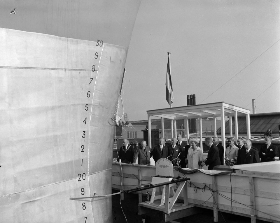 Koningin Juliana is aanwezig bij de tewaterlating van de Rotterdam bij de RDM, Bestanddeelnr 909-8496