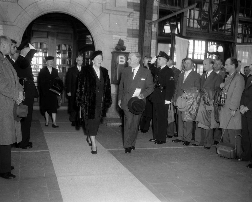 Koningin Juliana en ir. F.Q. den Hollander, president-directeur van de NS, betre, Bestanddeelnr 908-9892