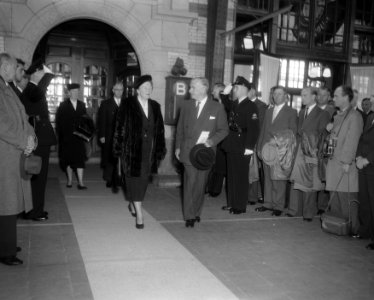 Koningin Juliana en ir. F.Q. den Hollander, president-directeur van de NS, betre, Bestanddeelnr 908-9892