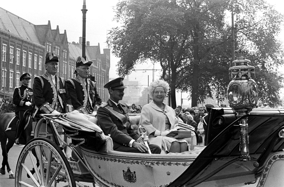 Koningin Juliana en de Groothertog in een rijtuig op weg naar Paleis op de Dam, Bestanddeelnr 920-6921