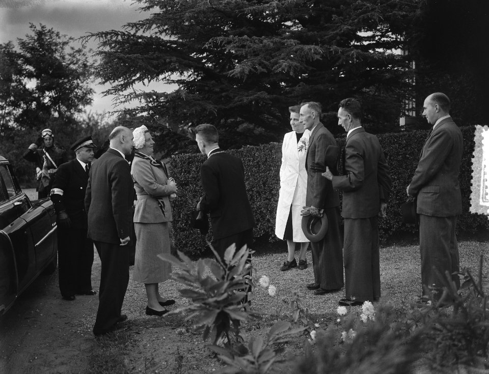 Koningin Juliana bezoekt Limburg. Aankomst bij R.K. Landbouwhuishoudschool in …, Bestanddeelnr 905-3156