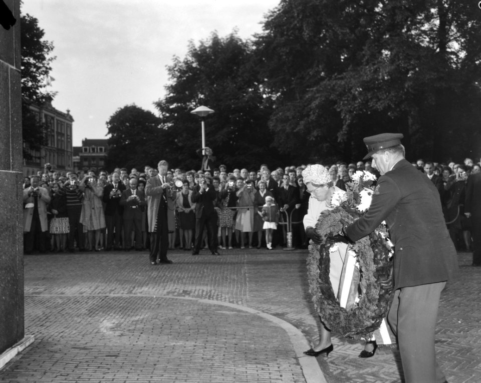 Koningin Juliana is een dag te gast bij de NS t.g.v. 125-jarig bestaan, Hare Maj, Bestanddeelnr 916-9250