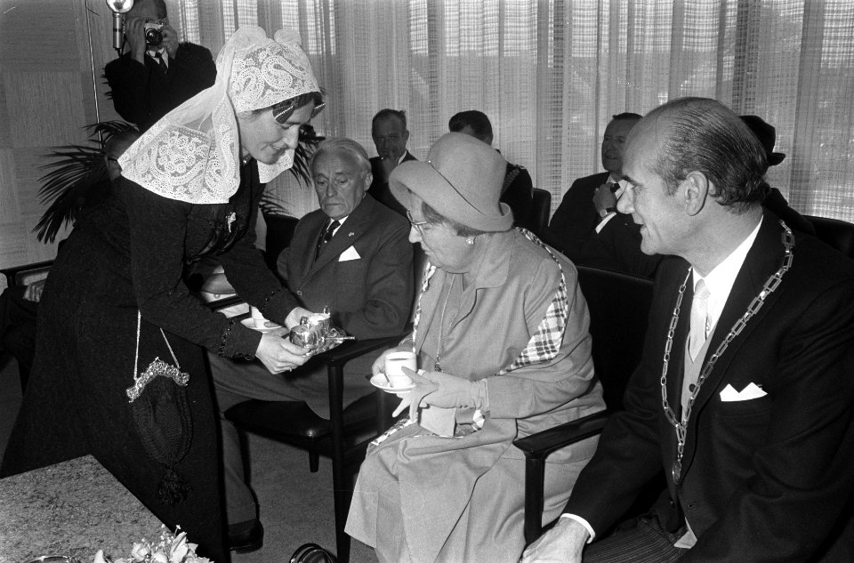 Koningin Juliana en de burgemeester van Barendrecht krijgen aangeboden doo, Bestanddeelnr 923-8949
