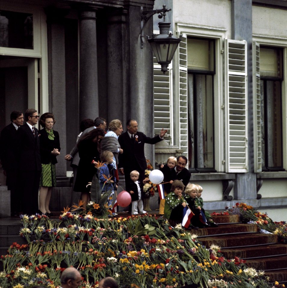 Koninginnedag 1974, defile Soestdijk gehele Koninklijke Familie op bordes, Bestanddeelnr 254-9586