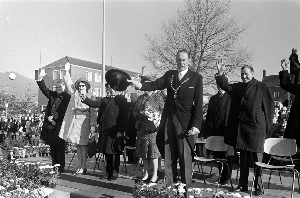Koningin Juliana en de burgemeester van ..., Bestanddeelnr 920-8420
