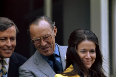 Koninginnedag 1973, defile Soestdijk gehele Koninklijke Familie op bordes, Bestanddeelnr 254-9588