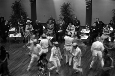 Koningin Juliana kijkt naar volksdansen, Bestanddeelnr 927-2059