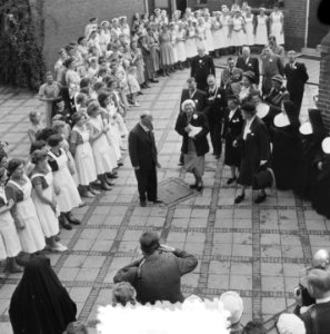 Koningin Juliana bezoekt Limburg. R.K. Landbouwhuishoudschool in Posterholt. R…, Bestanddeelnr 905-3125