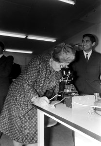 Koningin Juliana kijkt door een microscoop, Bestanddeelnr 920-8818