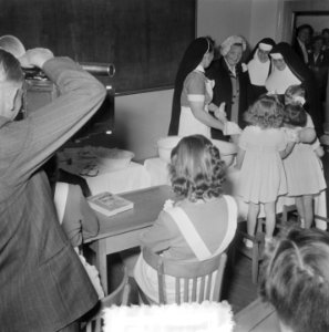 Koningin Juliana bezoekt Limburg. R.K. Landbouwhuishoudschool in Posterholt. R…, Bestanddeelnr 905-3118