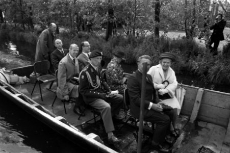 Koningin Juliana en haar gezelschap varen door natuurgebied De Reef op een oud-Z, Bestanddeelnr 925-6544