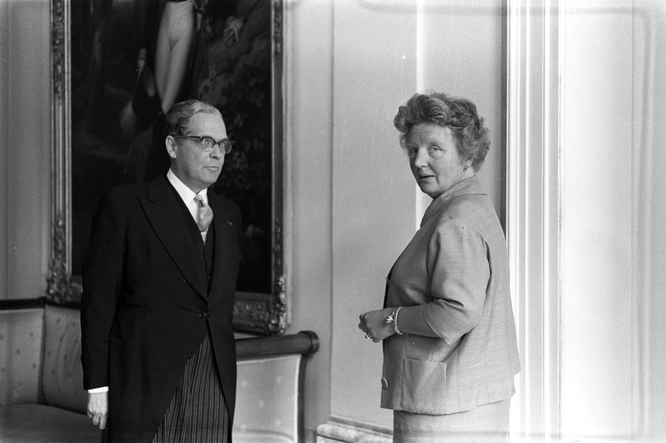 Koningin Juliana en Nicklaas (Cola) Debrot na de beëdiging, Bestanddeelnr 914-2959