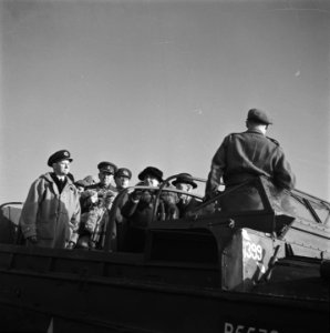 Koningin Juliana en gezelschap in DUKW amfibievoertuig tijdens rondreis door Wal, Bestanddeelnr 900-4059