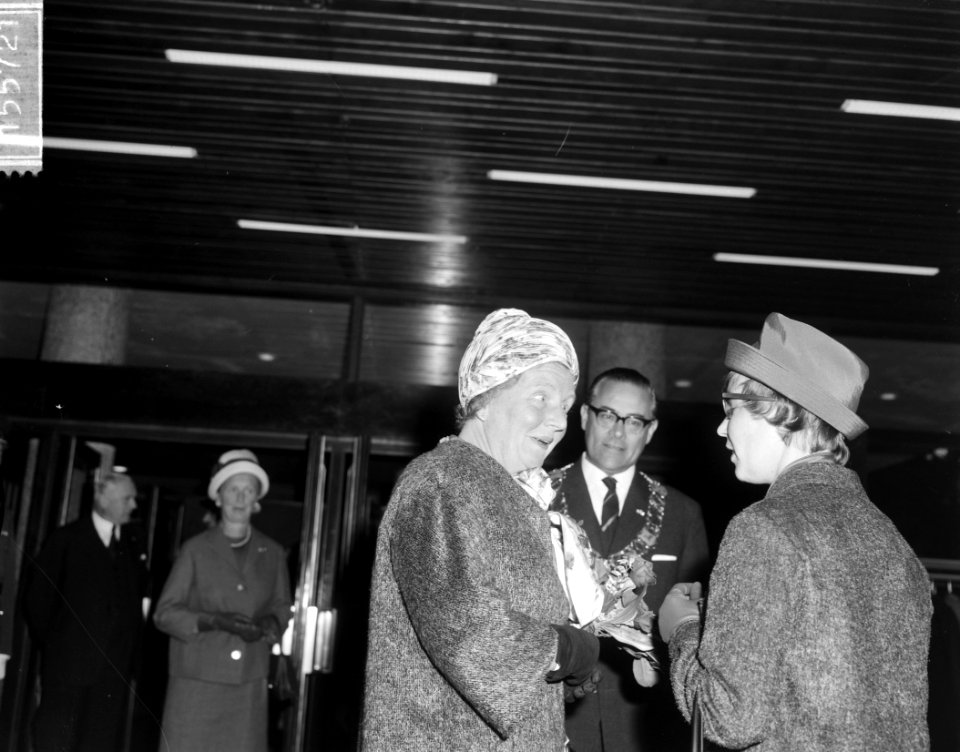 Koningin Juliana bracht bezoek aan Eindhoven Hare Majesteit met burgemeester ir, Bestanddeelnr 915-5721
