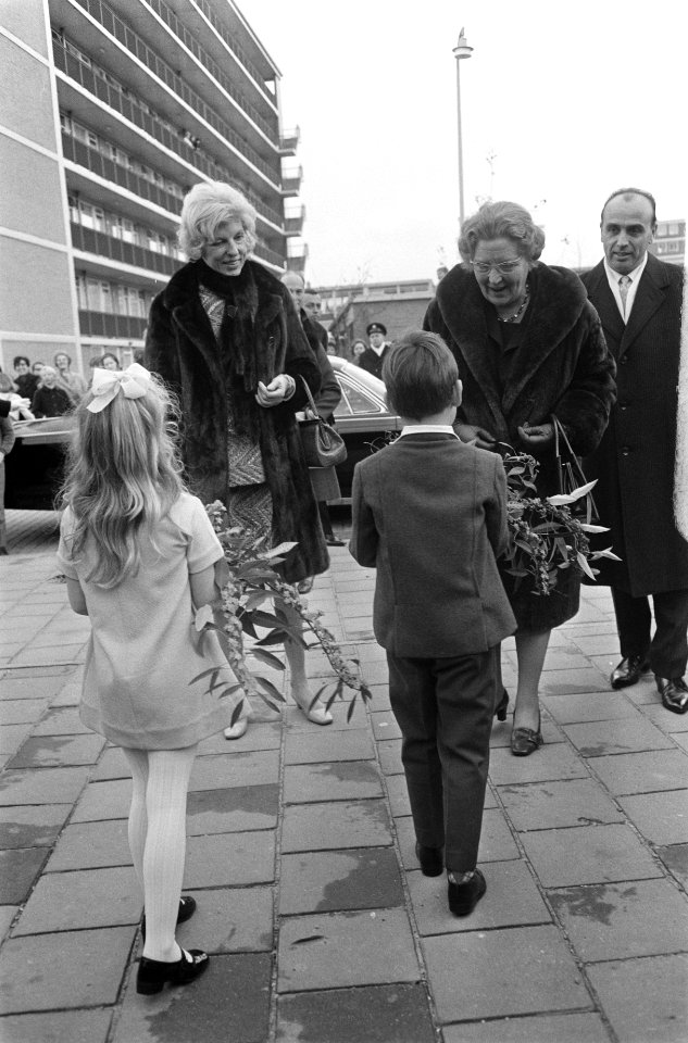 Koningin Juliana en mevrouw Pompidou bezoeken de Waalse school in Den Haag-Maria, Bestanddeelnr 923-0407