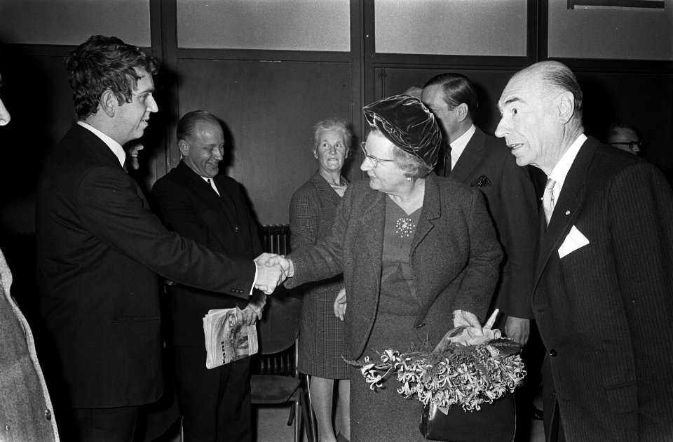 Koningin Juliana is aanwezig bij het Congres van het Genootschap Onze Taal te Sc, Bestanddeelnr 921-7782