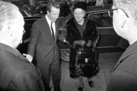 Koningin Juliana en koning Boudewijn bij aankomst, Bestanddeelnr 925-3187