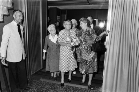 Koningin Juliana is aanwezig bij het 25e Wereldcongres 'Femmes chefs d'enterpri…, Bestanddeelnr 929-2287