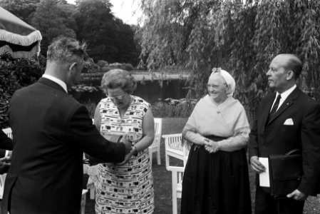 Koningin Juliana en mevrouw K. Westerduin-Knoester (r), Bestanddeelnr 923-5723