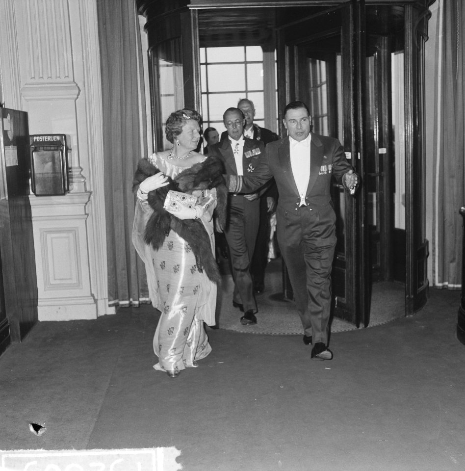 Koningin Juliana en luitenant generaal H.P. Zielstra, Bestanddeelnr 915-2809
