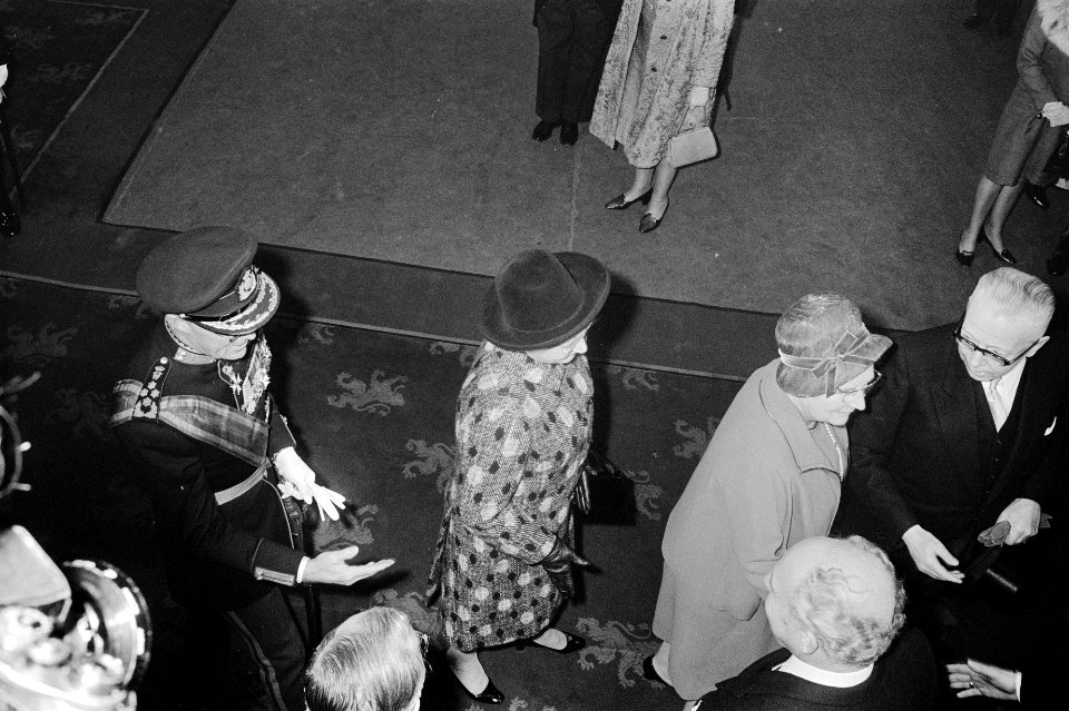 Koningin Juliana en mevrouw Heinemann verlaten het Centraal Station van Amsterda, Bestanddeelnr 923-0070