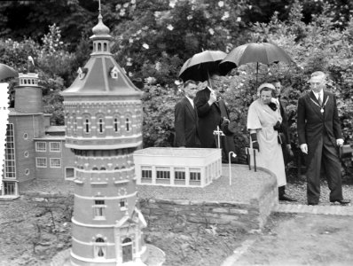 Koningin Juliana bezoekt Miniatuur Walcheren in Middelburg, Bestanddeelnr 906-5474