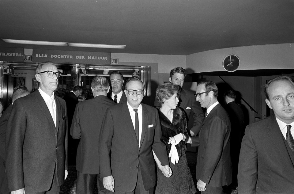 Koningin Juliana en prins Bernhard aanwezig bij premiere van film Elsa de Leeuw, Bestanddeelnr 919-3536