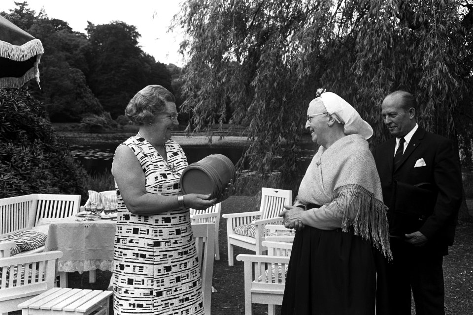 Koningin Juliana en mevrouw K. Westerduin-Knoester, Bestanddeelnr 923-5722