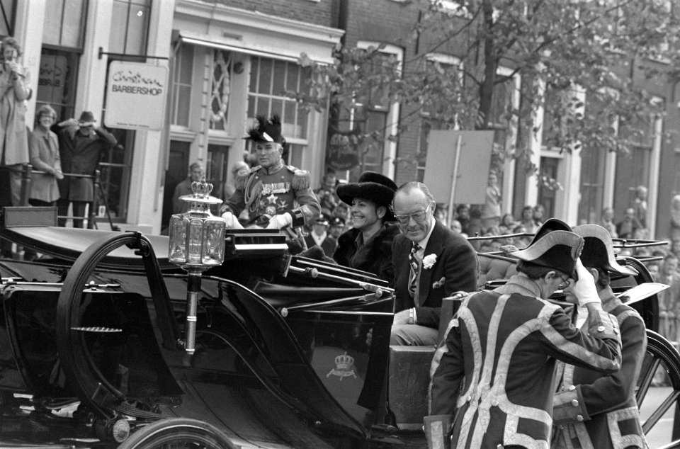 Koningin Juliana en koning Carl Gustav in open calèche, Bestanddeelnr 928-8490