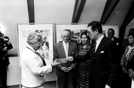 Koningin Juliana krijgt een boek aangeboden, Bestanddeelnr 930-3105