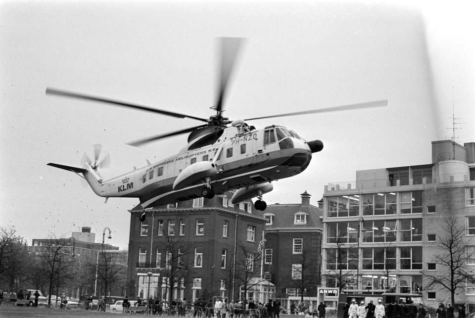 Koningin Juliana en president Kekkonen arriveren per helikopter bij Stedelijk Mu, Bestanddeelnr 925-9820