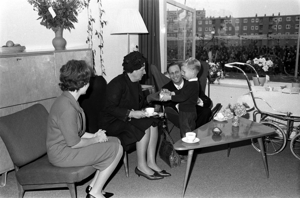 Koningin Juliana brengt een bezoek aan de miljoenste woning te Zwolle, de vierja, Bestanddeelnr 914-4933