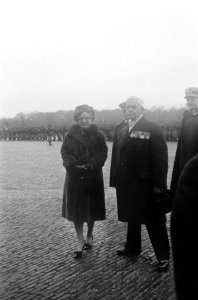 Koningin Juliana en enkele oud-mariniers tijdens de plechtigheid op Huis ten Bos, Bestanddeelnr 918-5462