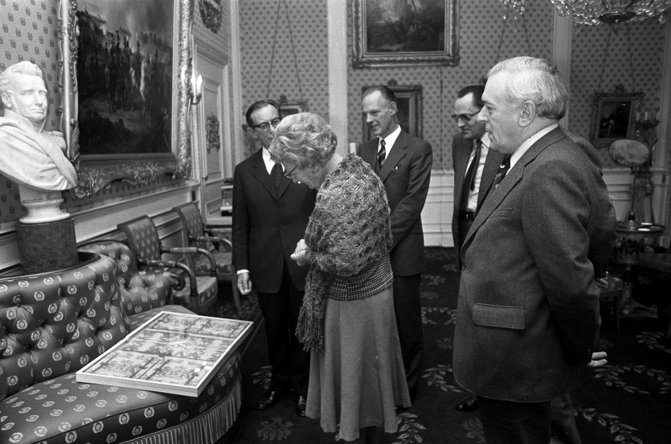 Koningin Juliana krijgt damast van delegatie uit Tilburg op Paleis Soestdijk k, Bestanddeelnr 927-4870