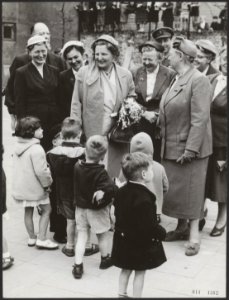 Koningin Juliana brengt bezoek aan Juliana Kinderdagverblijven te Den Haag, Bestanddeelnr 014-1382