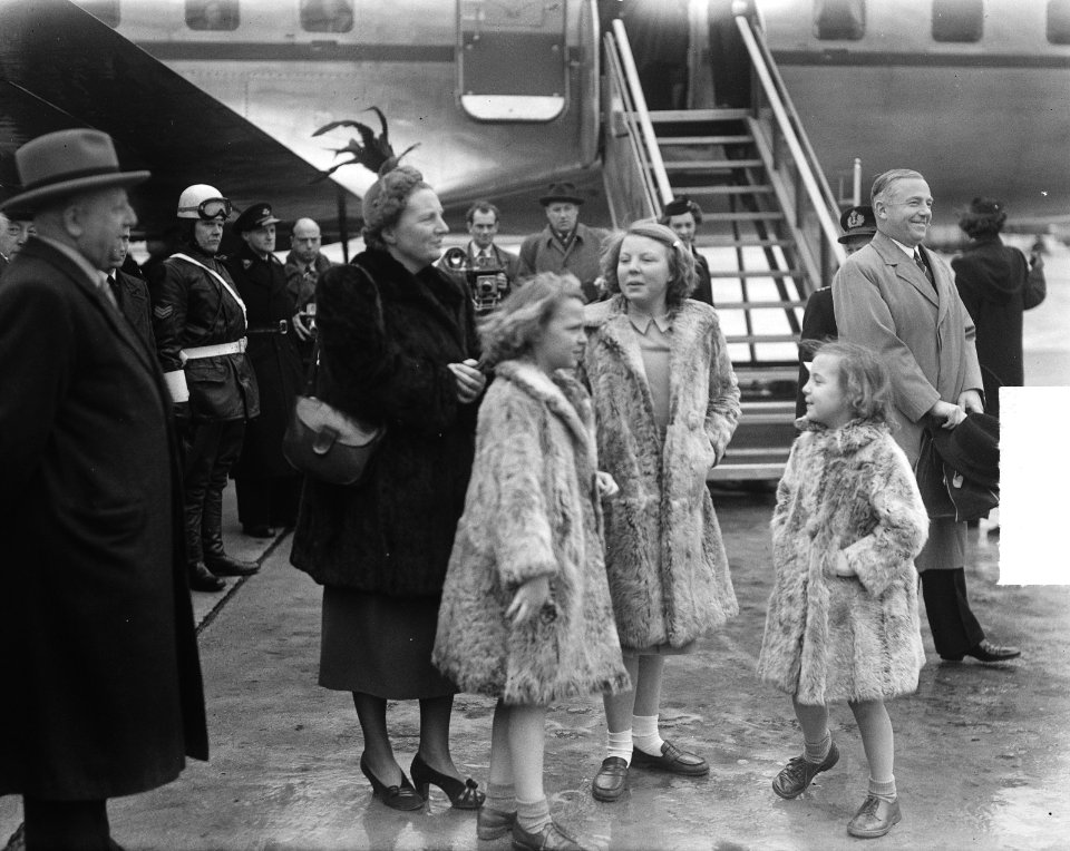 Koningin Juliana en de prinsessen Beatrix, Irene en Margriet verwelkomen ..., Bestanddeelnr 904-5409