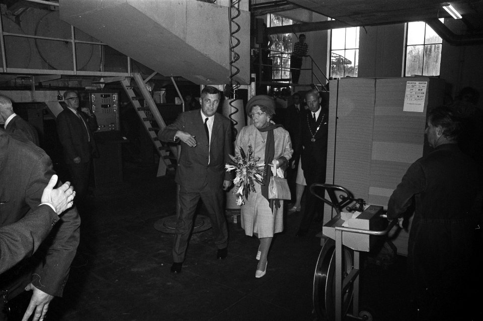 Koningin Juliana brengt bezoek aan Coevorden, Bestanddeelnr 925-8625
