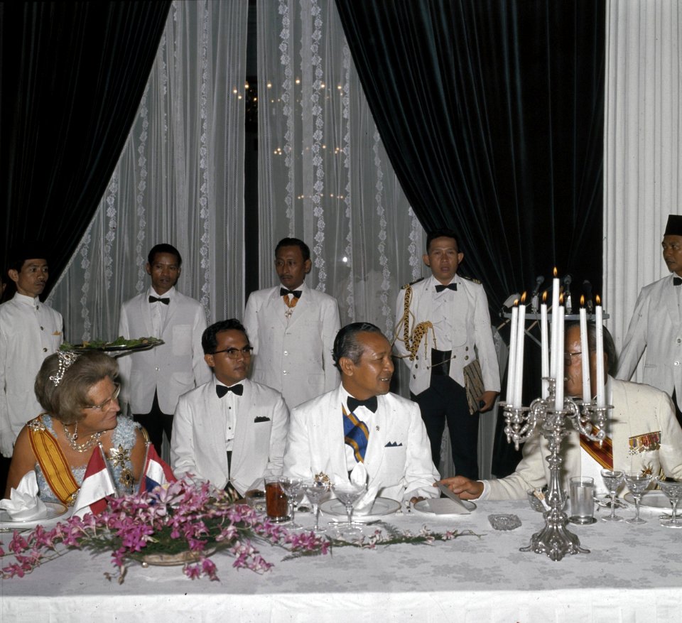Koningin Juliana en president Soeharto tijdens het staatsdiner in het Merdekapal, Bestanddeelnr 254-9018