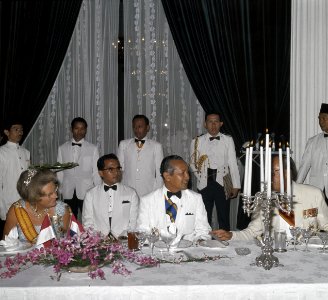 Koningin Juliana en president Soeharto tijdens het staatsdiner in het Merdekapal, Bestanddeelnr 254-9018