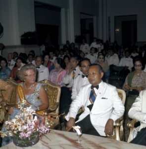 Koningin Juliana en president Soeharto in het Merdekapaleis in Jakarta, Bestanddeelnr 254-9027
