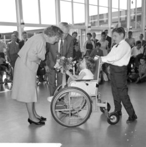 Koningin Juliana brengt een bezoek aan de Mythylschool te Utrecht, Bestanddeelnr 916-6089