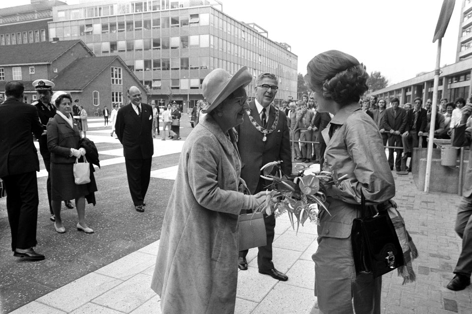 Koningin Juliana krijgt bloemen aangeboden, achter met ambtsketting burgemeester, Bestanddeelnr 924-6404