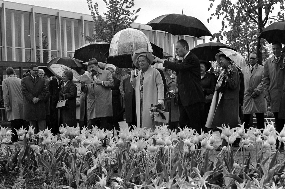 Koningin Juliana en genodigden tijdens de bezichtiging van de Floriade, Bestanddeelnr 925-6040